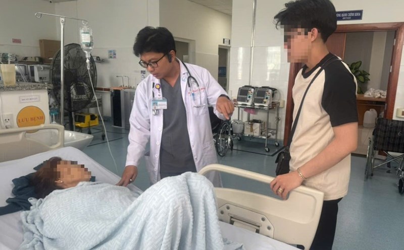 Medical examination and treatment for a case of food poisoning at Vung Tau Hospital. Photo: Hoang Huong.
