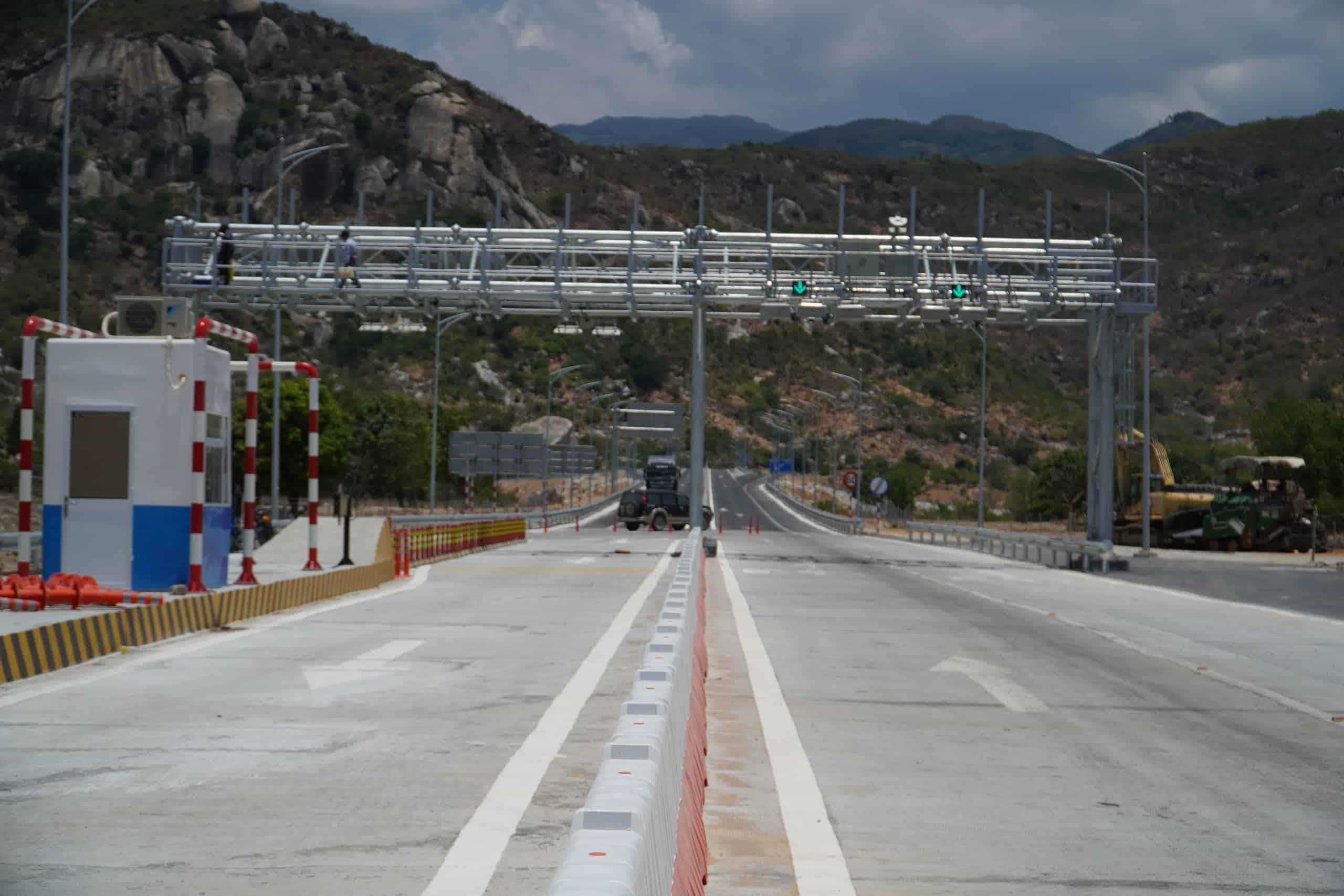 Thieves have just stolen copper wires from underground lighting cables on the Cam Lam - Vinh Hao highway. Photo: Huu Long