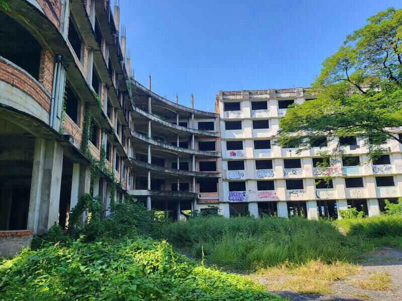 The building in QTSC Area has been abandoned for nearly 20 years, causing waste. Photo: Huan Cao