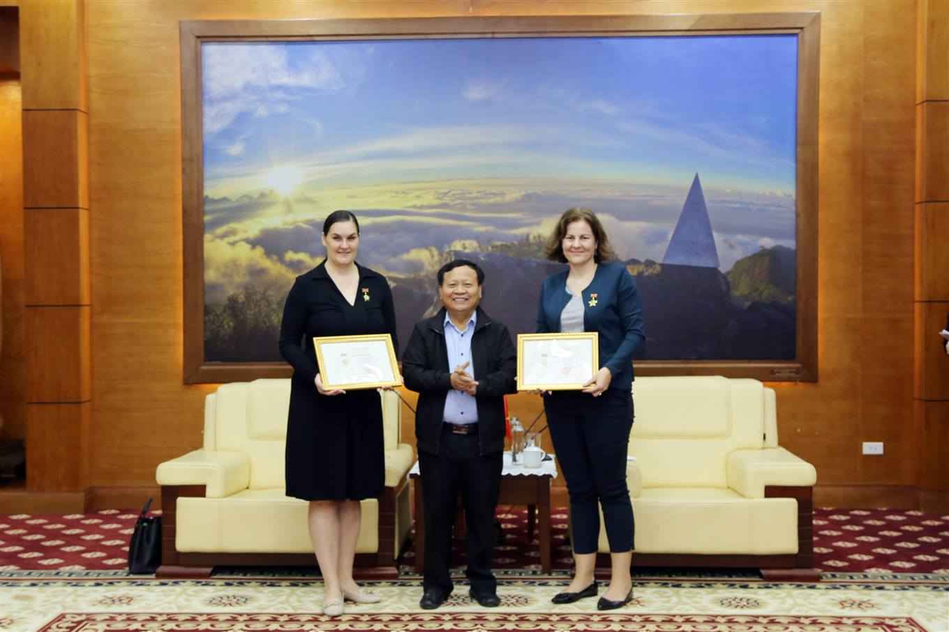 Mr. Nguyen Trong Hai - Vice Chairman of Lao Cai Provincial People's Committee awarded the Commemorative Medal to Ms. Cherie Russel and Ms. Majda Hordern. Photo: Lao Cai Portal.