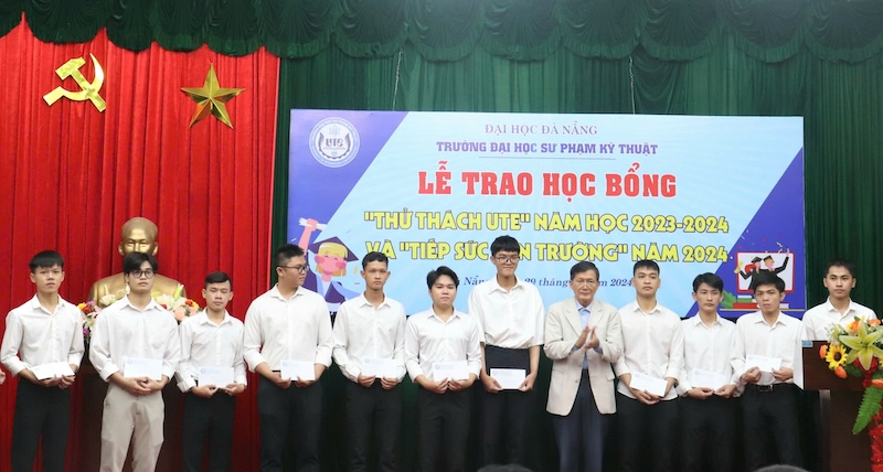 Trường Đại học Sư phạm Kỹ thuật Đà Nẵng trao học bổng Tiếp sức đến trường cho sinh viên vượt khó học tập. Ảnh: Nguyễn Linh