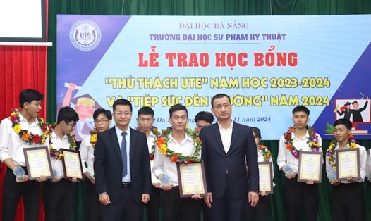 Trường Đại học Sư phạm Kỹ thuật - Đại học Đà Nẵng trao 20 suất học bổng Thử thách UTE cho sinh viên. Ảnh: Nguyễn Linh