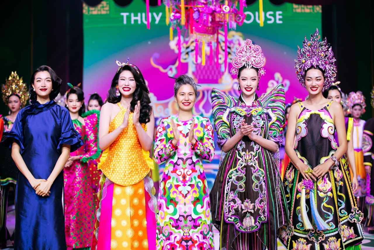 Thanh Thuy and the beauties say goodbye at the end of the show. Photo: Artist provided.