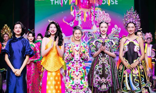 Thanh Thủy và các người đẹp chào kết show. Ảnh: Nghệ sĩ cung cấp.