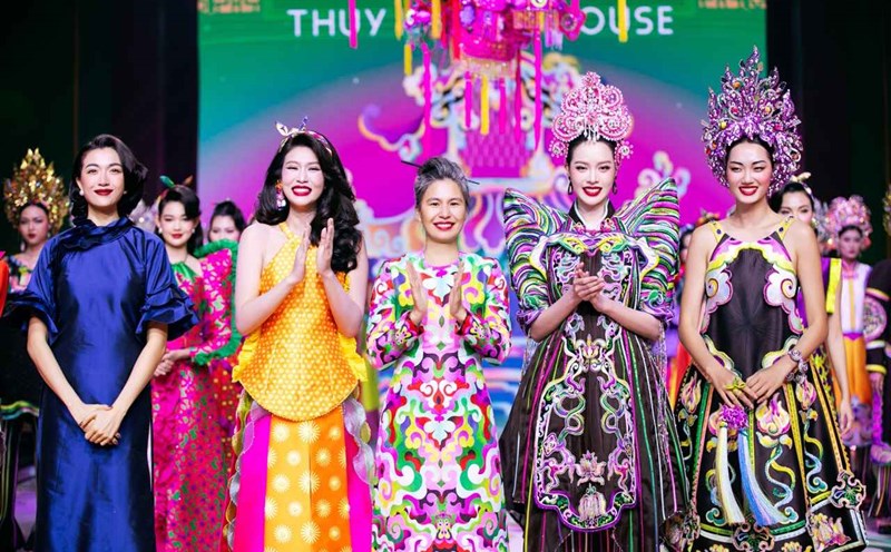Thanh Thuy and the beauties say goodbye at the end of the show. Photo: Artist provided.