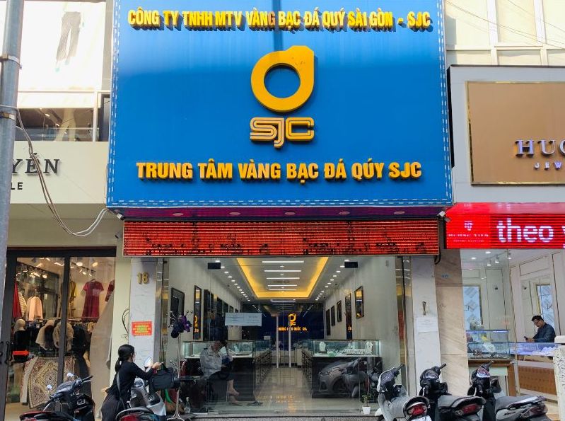 Bên trong cửa hàng kinh doanh vàng tại phố Trần Nhân Tông (quận Hai Bà Trưng, Hà Nội) hầu như không có khách giao dịch, vì không có vàng nhẫn để bán. Ảnh: Phương Anh 