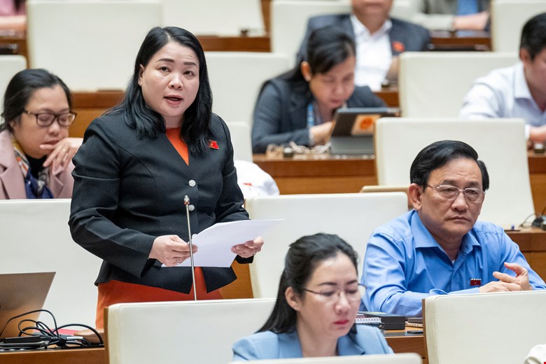 Dai bieu Huynh Thi Hang Nga (Doan Tra Vinh). Anh: Quochoi.vn