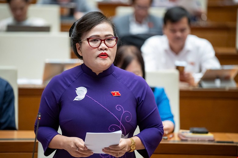 Delegate Nguyen Thi Suu said that the National Assembly should limit the issuance of additional sub-law documents to avoid a vicious circle in resolving jurisdiction... Photo: Quochoi.vn