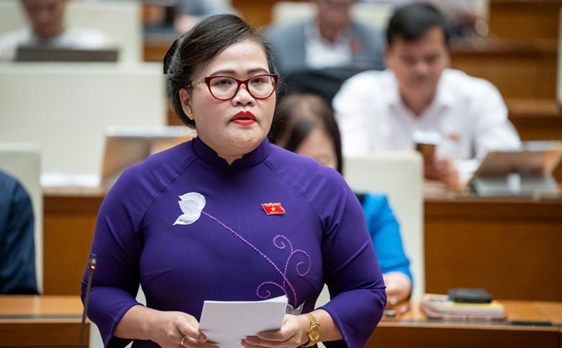 Delegate Nguyen Thi Suu said that the National Assembly should limit the issuance of additional sub-law documents to avoid a vicious circle in resolving jurisdiction... Photo: Quochoi.vn