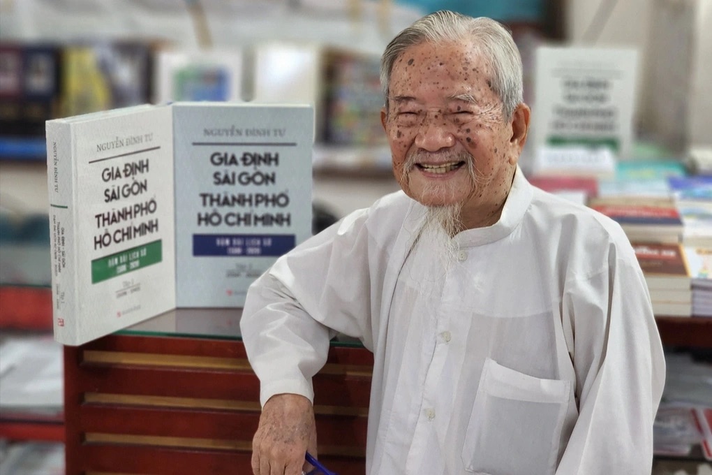 Researcher Nguyen Dinh Tu and the book series “Gia Dinh - Saigon - Ho Chi Minh City: Long Mile of History”. Photo: Ho Chi Minh City General Publishing House