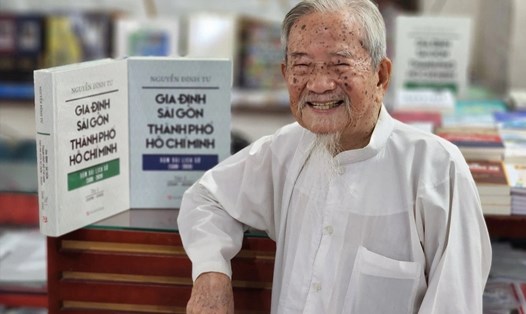 Nhà nghiên cứu Nguyễn Đình Tư và bộ sách “Gia Định - Sài Gòn - Thành phố Hồ Chí Minh dặm dài lịch sử”. Ảnh: NXB Tổng hợp TPHCM