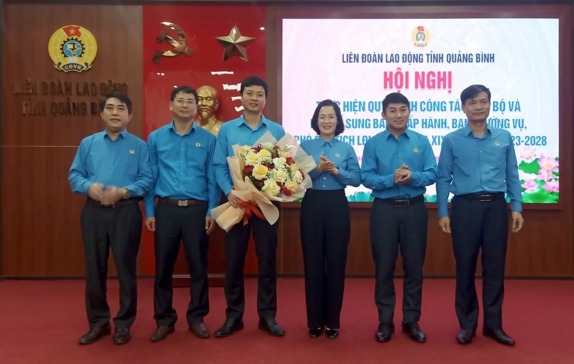 Mr. Le Minh Duc (3rd from left) was elected to hold the position of Vice Chairman of the Quang Binh Provincial Labor Federation. Photo: Cong Sang