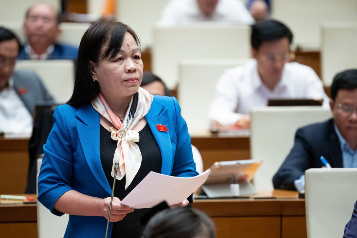Delegate Nguyen Thi Mai Hoa commented on the draft Law amending and supplementing a number of articles of the Law on Supervisory Activities of the National Assembly and People's Councils. Photo: Pham Thang