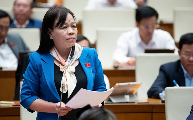 Delegate Nguyen Thi Mai Hoa commented on the draft Law amending and supplementing a number of articles of the Law on Supervisory Activities of the National Assembly and People's Councils. Photo: Pham Thang