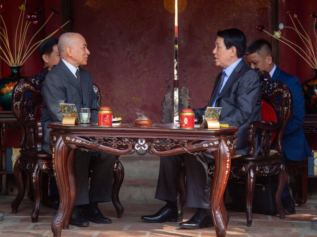 President Luong Cuong and Cambodian King Norodom Sihamoni enjoy tea at the Temple of Literature. Photo: Hai Nguyen