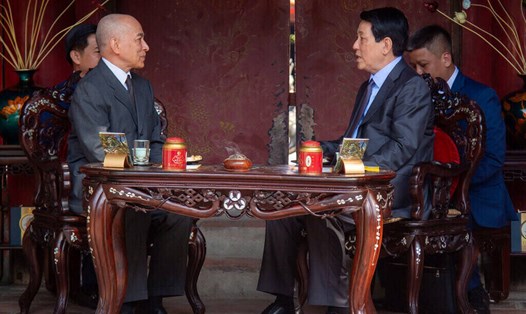 Chủ tịch nước Lương Cường và Quốc vương Campuchia Norodom Sihamoni thưởng trà tại Văn Miếu - Quốc Tử Giám. Ảnh: Hải Nguyễn