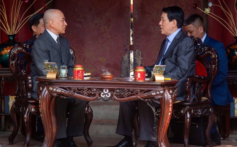 President Luong Cuong and Cambodian King Norodom Sihamoni enjoy tea at the Temple of Literature. Photo: Hai Nguyen