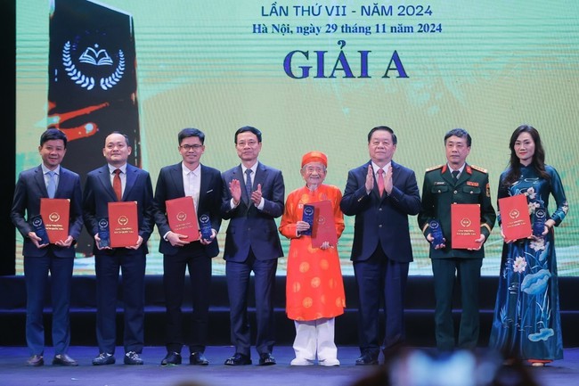 Member of the Politburo, Secretary of the Party Central Committee, Head of the Central Propaganda Department Nguyen Trong Nghia and Minister of Information and Communications Nguyen Manh Hung presented the A prize to the winning authors and groups of authors. Photo: VNA