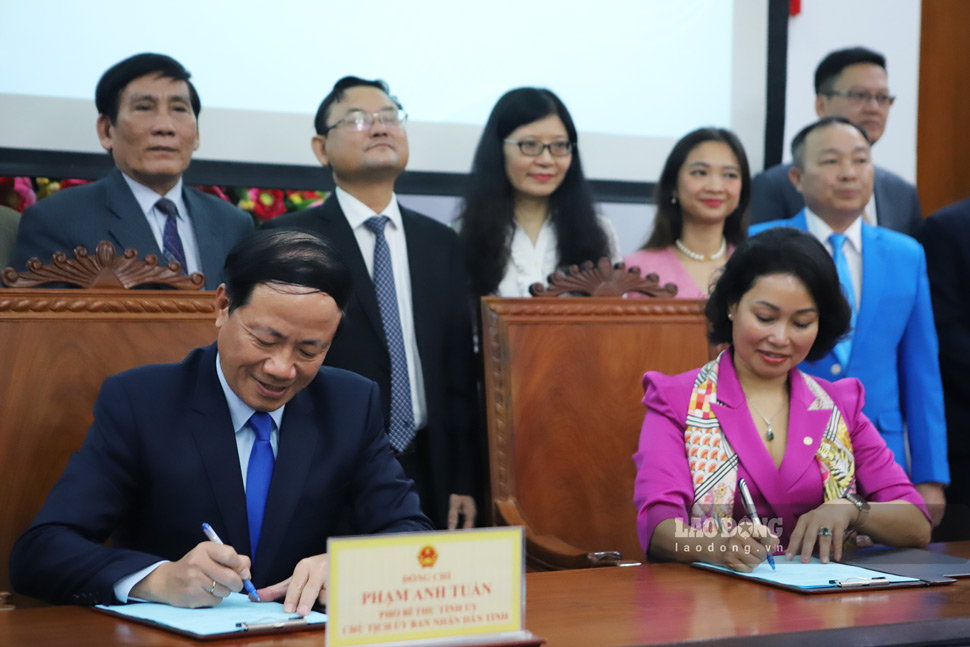 Ong Pham Anh Tuan - Chu tich UBND tinh Binh Dinh va ba Le Thi Thu Thuy - Pho Chu tich Tap doan Vingroup dai dien 2 ben ky ket hop tac ngay 15.11. Anh: Hoai Luan