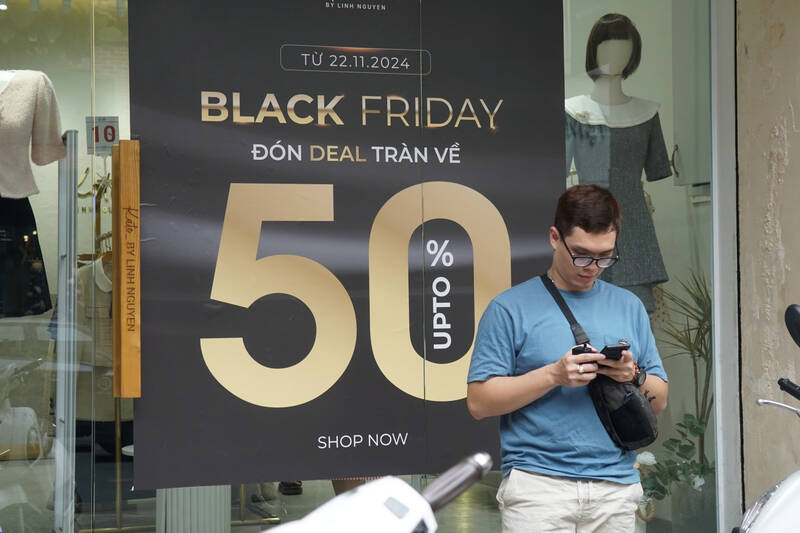 Cac cua hang thoi trang treo bien giam gia sau cho dip Black Friday. Anh: Thanh Chan