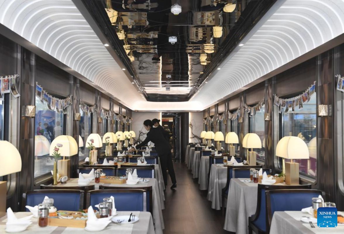 In the next two years, a series of luxury trains and new transcontinental itineraries will be put into operation, making lovers of this type of travel excited. Photo: Xinhua