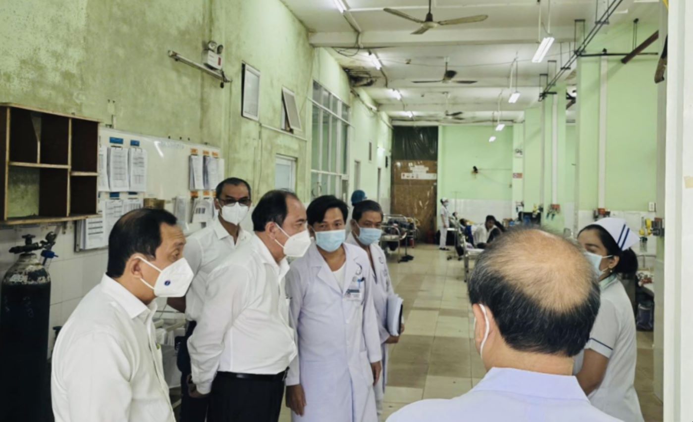 Leaders of the Ho Chi Minh City Department of Health had a meeting with Pham Ngoc Thach Hospital after complaints that many patients being treated at the hospital's Emergency Department had to lie on the ground. Photo: Ho Chi Minh City Department of Health