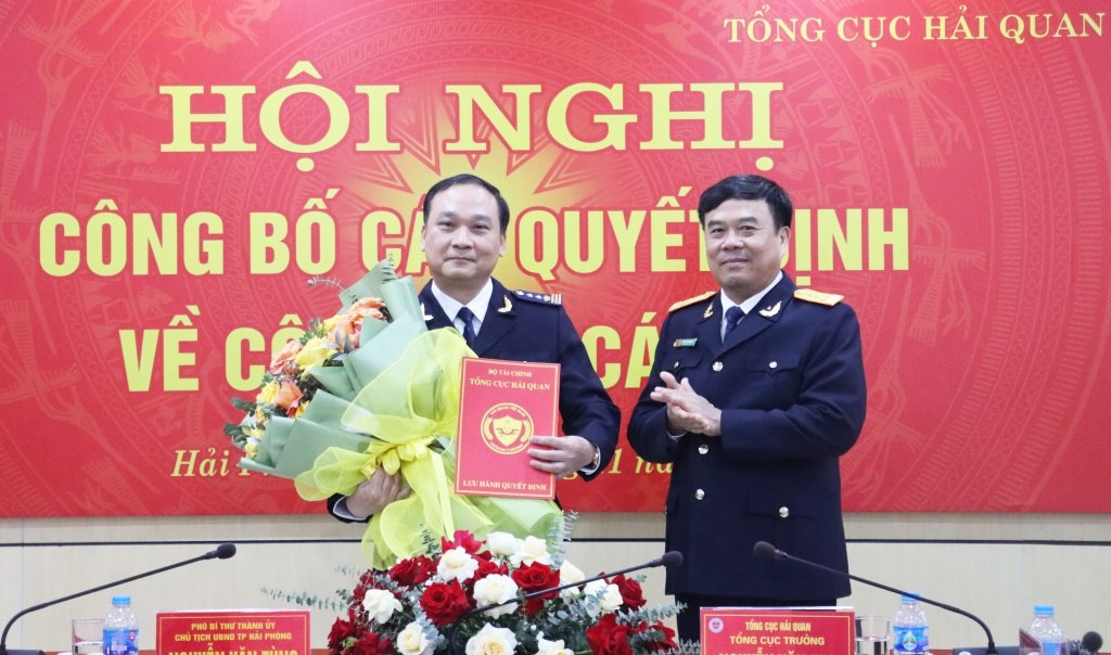 Director General Nguyen Van Tho presented the decision and flowers to congratulate the new Director of Hai Phong Customs Department, Tran Manh Cuong. Photo: Thai Binh