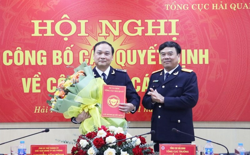 Director General Nguyen Van Tho presented the decision and flowers to congratulate the new Director of Hai Phong Customs Department, Tran Manh Cuong. Photo: Thai Binh
