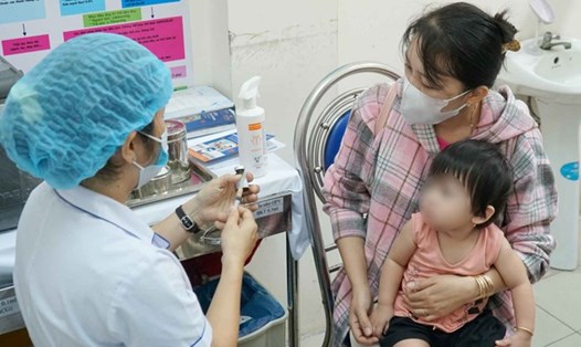 Tiêm vaccine phòng chống dịch sởi cho trẻ. Ảnh: Thanh Chân