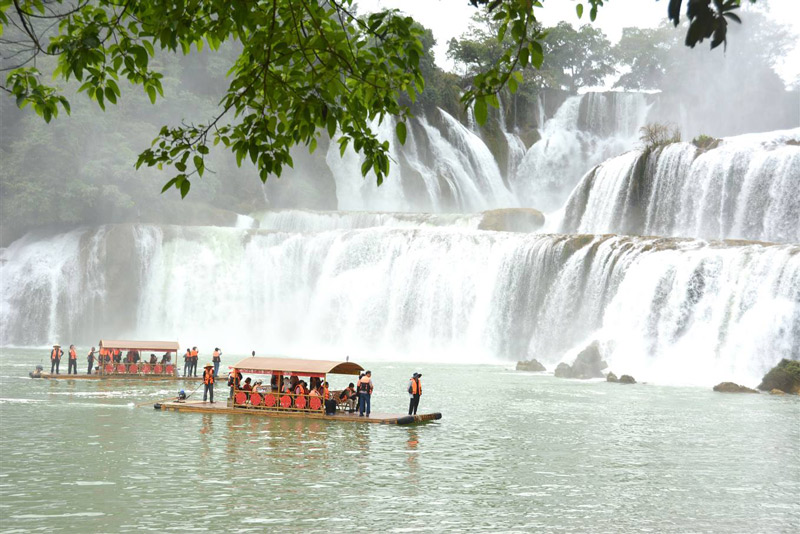 Thac Ban Gioc trong 1 goc nhin tu phia nuoc ban Trung Quoc. Anh: Kim Thoa.