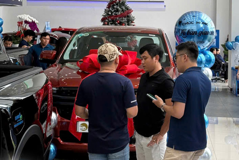 The number of customers viewing and buying cars in Ho Chi Minh City increased sharply before the end of the registration tax reduction period. Photo: Tan Thuan Ford