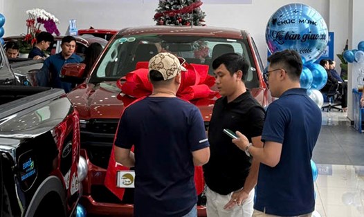 Lượng khách xem và mua xe ở TPHCM tăng cao trước ngày kết thúc đợt giảm thuế trước bạ. Ảnh: Tân Thuận Ford