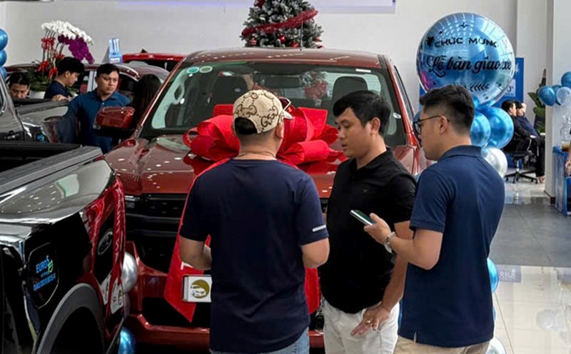 The number of customers viewing and buying cars in Ho Chi Minh City increased sharply before the end of the registration tax reduction period. Photo: Tan Thuan Ford