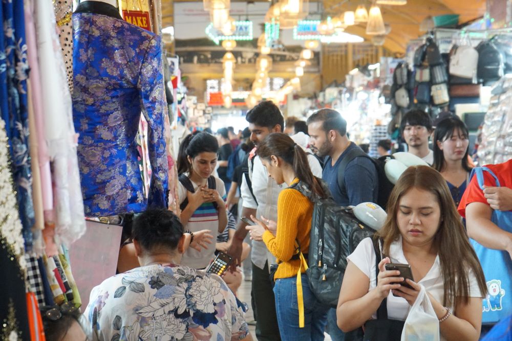 Khách du lịch tham quan, mua sắm tại chợ Bến Thành. Ảnh: Thanh Chân 