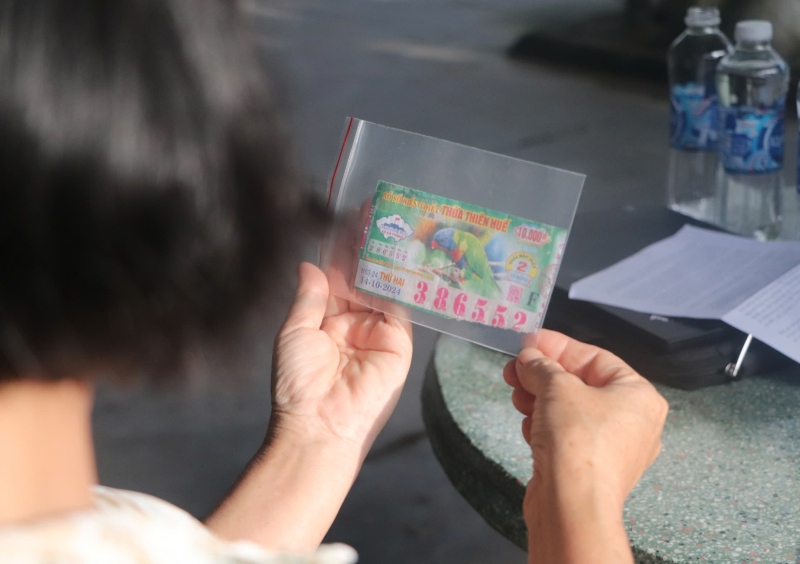 Lottery company refuses to pay the prize for the winning lottery ticket worth 2 billion VND. Photo: Thuong Nguyen