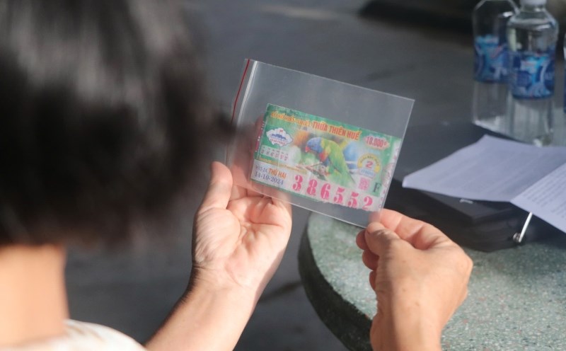 Lottery company refuses to pay the prize for the winning lottery ticket worth 2 billion VND. Photo: Thuong Nguyen
