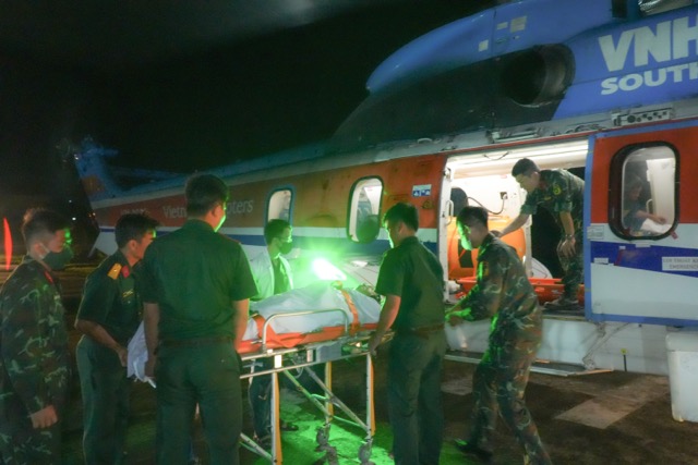 Helicopter rescue takes patient to mainland for treatment. Photo: Dinh Chinh