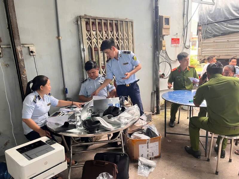 Market Management Team No. 19 coordinated with functional forces to conduct inspections and impose penalties. Photo: General Department of Market Management
