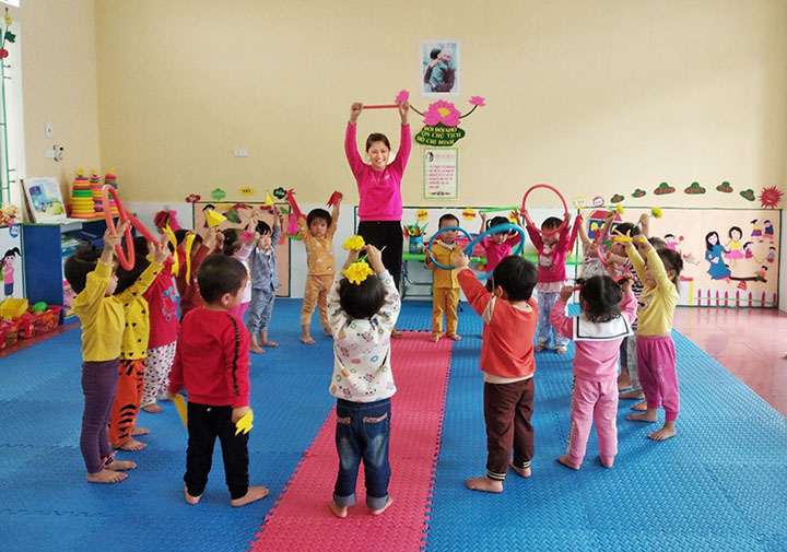 Hệ số lương giáo viên mầm non tùy thuộc vào xếp hạng. Ảnh: Mạnh Cường