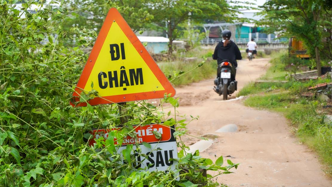 Mac du duoc khoi cong cuoi nam 2019, du kien hoan thanh trong nam 2020, nhung sau 4 nam du an van ngon ngang, nguoi dan di lai bat tien gay buc xuc.