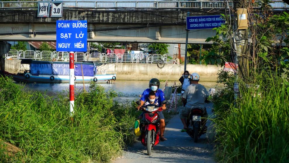 Ba Nguyen Thi Muoi cho biet, nguoi dan va hoc sinh di lai rat kho khan, nhat la nhung hom thoi tiet mua hay trieu cuong dang da co nhieu truong hop bi nga. Ba Muoi cho rang, nhin bo doi dien xe o to, xe may chay bang bang ma nhin ben minh thay chan.