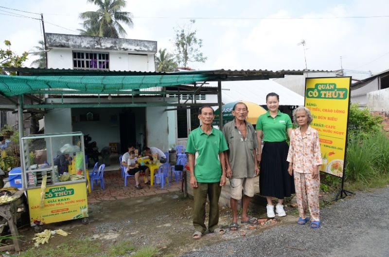 Ong Nguyen Van Tien, Bi thu chi bo, Truong ap Phuoc Trach, xa Phuoc Thanh  va dai dien chuong trinh Uoc mo xanh cung vo chong co Thuy trong ngay khai truong quan. Anh: F88