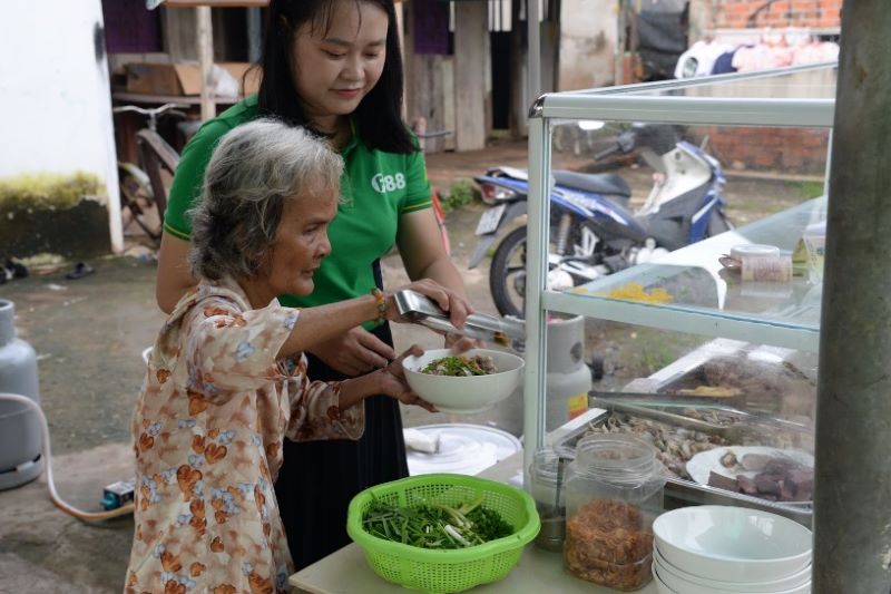 Many people said that Ms. Thuy cooks quite well, and is honest and open with her neighbors, so they will always support her noodle shop. Photo: F88