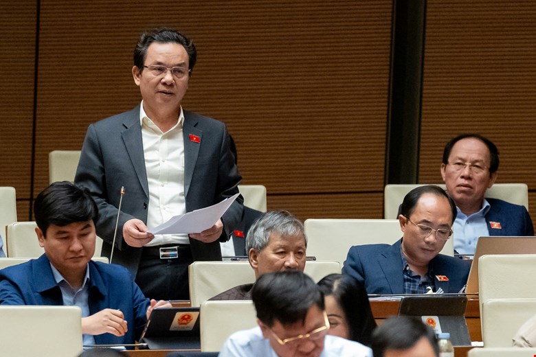 Delegate Hoang Van Cuong - Hanoi National Assembly Delegation discussed the regulation of deducting no more than 3 months' salary to put into the reward and welfare fund. Photo: National Assembly