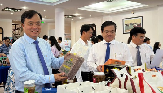 Standing Deputy Secretary of Bac Lieu Provincial Party Committee Huynh Quoc Viet visits OCOP products of Bac Lieu province. Photo: Nhat Ho