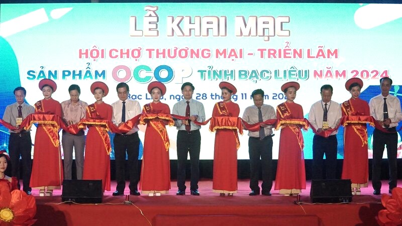 Truoc do, toi ngay 28.11 Bac Lieu to chuc hoi cho thuong mai trien lam san pham OCOP Bac Lieu nam 2024. Anh: Nhat Ho