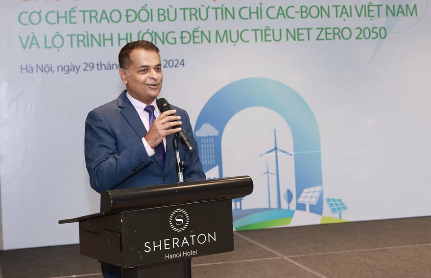 Ong Binu Jacob, Dong Chu tich VBCSD, Tong Giam doc Nestle Viet Nam chia se tai buoi trao doi. Anh: BTC