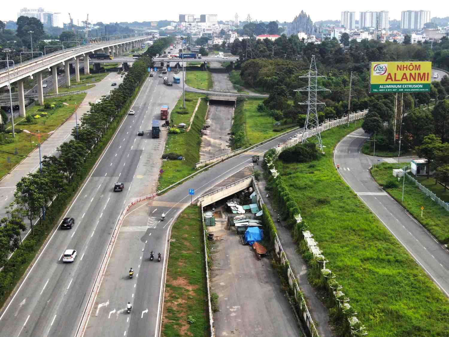 Ham chui nut giao Tram 2 tren Xa lo Ha Noi dang do vi vuong mat bang. Anh: Minh Quan