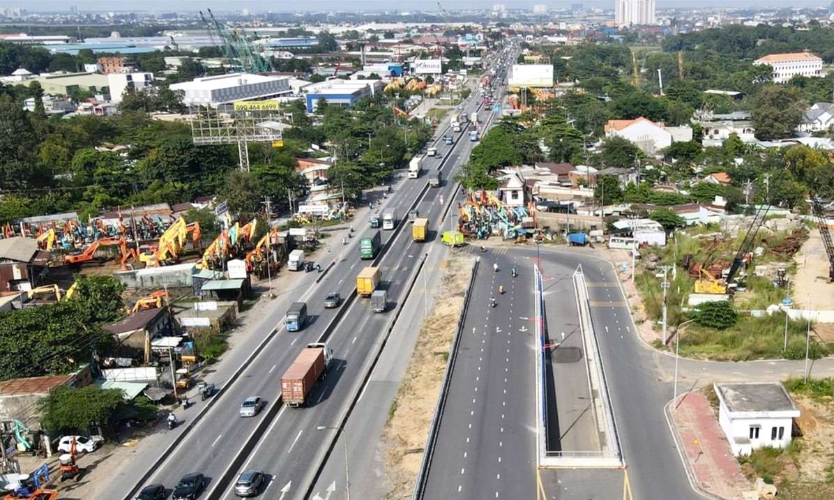 National Highway 1 (from the new Mien Dong bus station to Tan Van intersection) has not been expanded yet, creating a bottleneck. Photo: Anh Tu