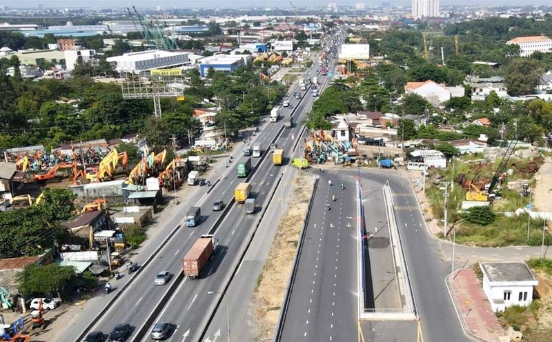 National Highway 1 (from the new Mien Dong bus station to Tan Van intersection) has not been expanded yet, creating a bottleneck. Photo: Anh Tu